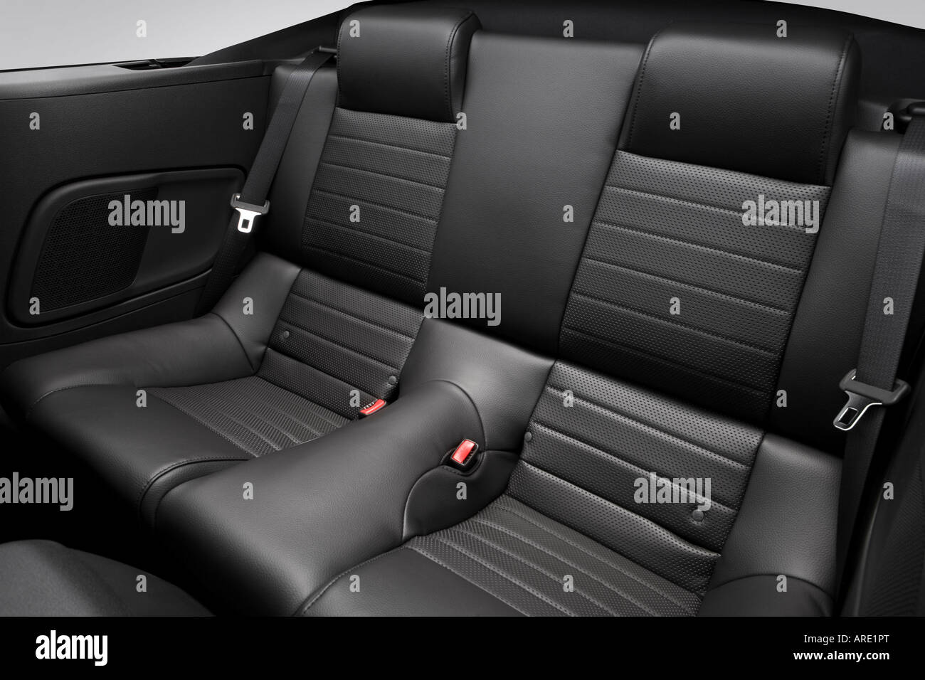 2006 Ford Mustang GT Premium in Black - Rear seats Stock Photo - Alamy