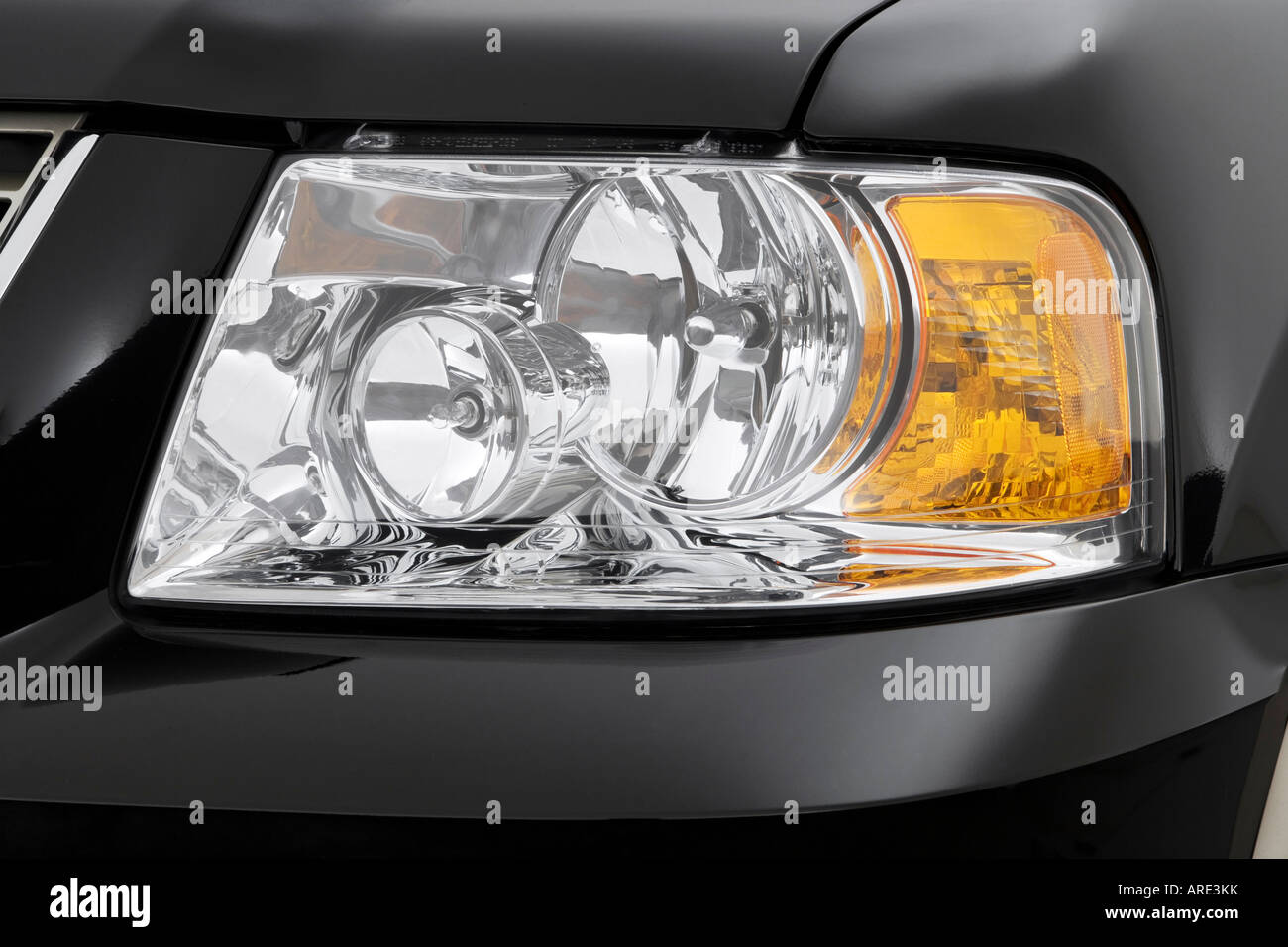 2006 Ford Expedition Eddie Bauer in Black Headlight Stock Photo Alamy