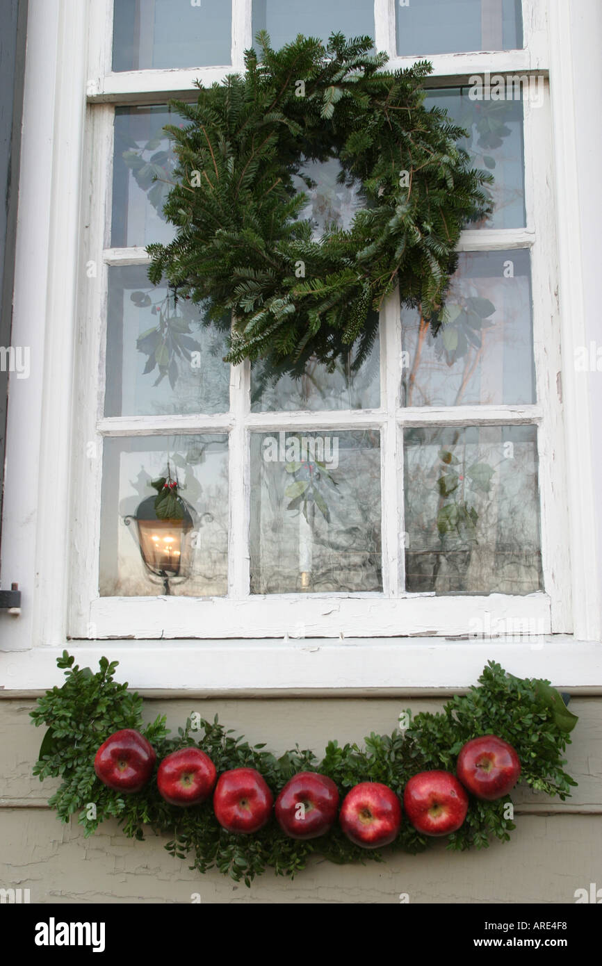Colonial Williamsburg Virginia,Duke of Gloucester Street,Greenhow Store,Christmas decoration,decorations,VA 121103 0010 Stock Photo