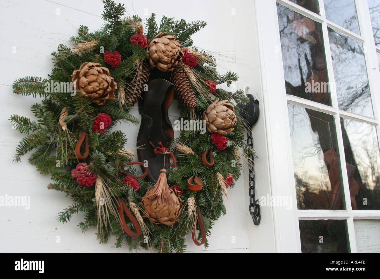 Colonial Williamsburg Virginia,Duke of Gloucester Street,Christmas wreath,Shoemaker shop VA 121103 0013 Stock Photo