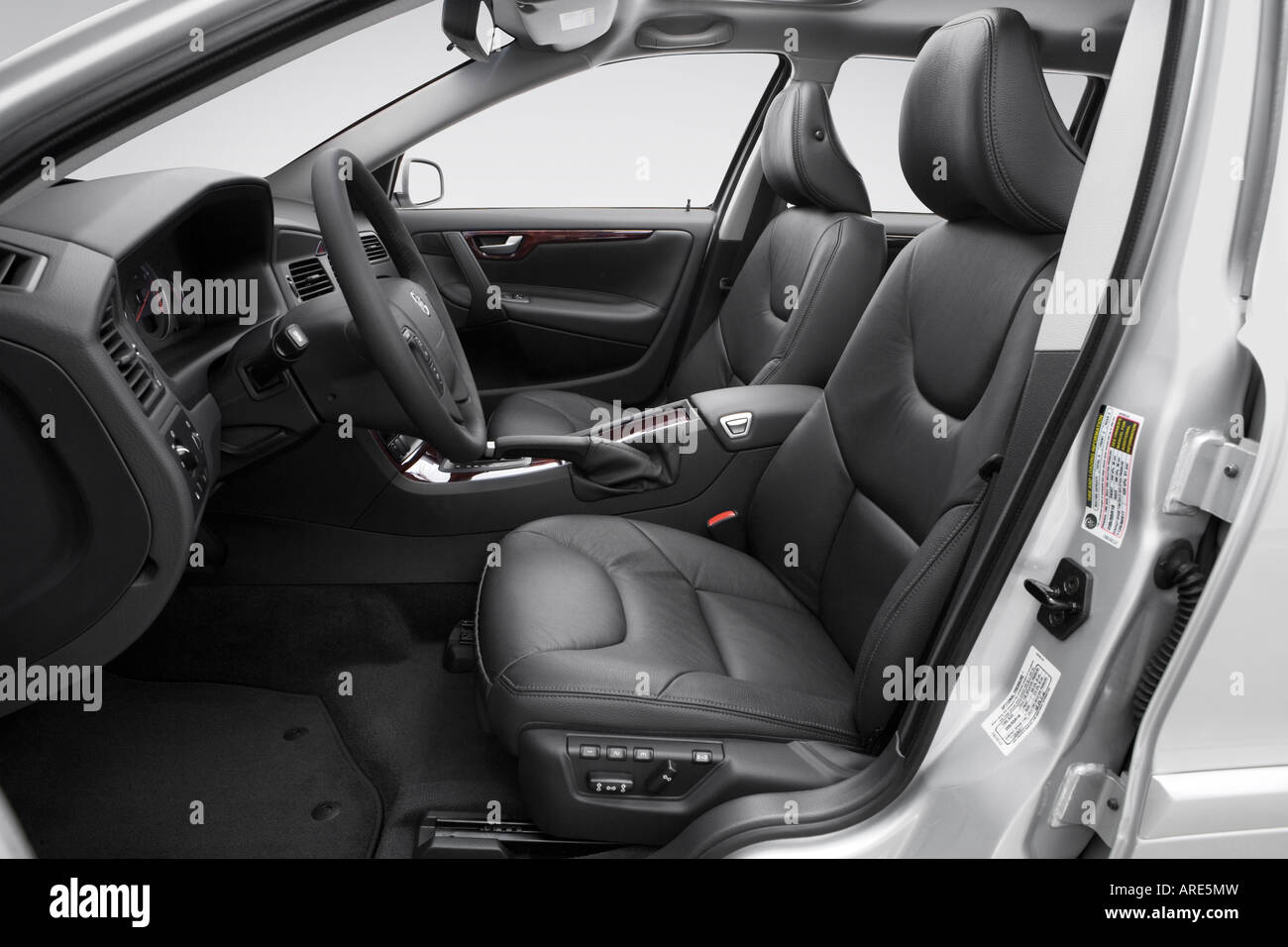 2006 Volvo V70 2.4 in Silver - Front 