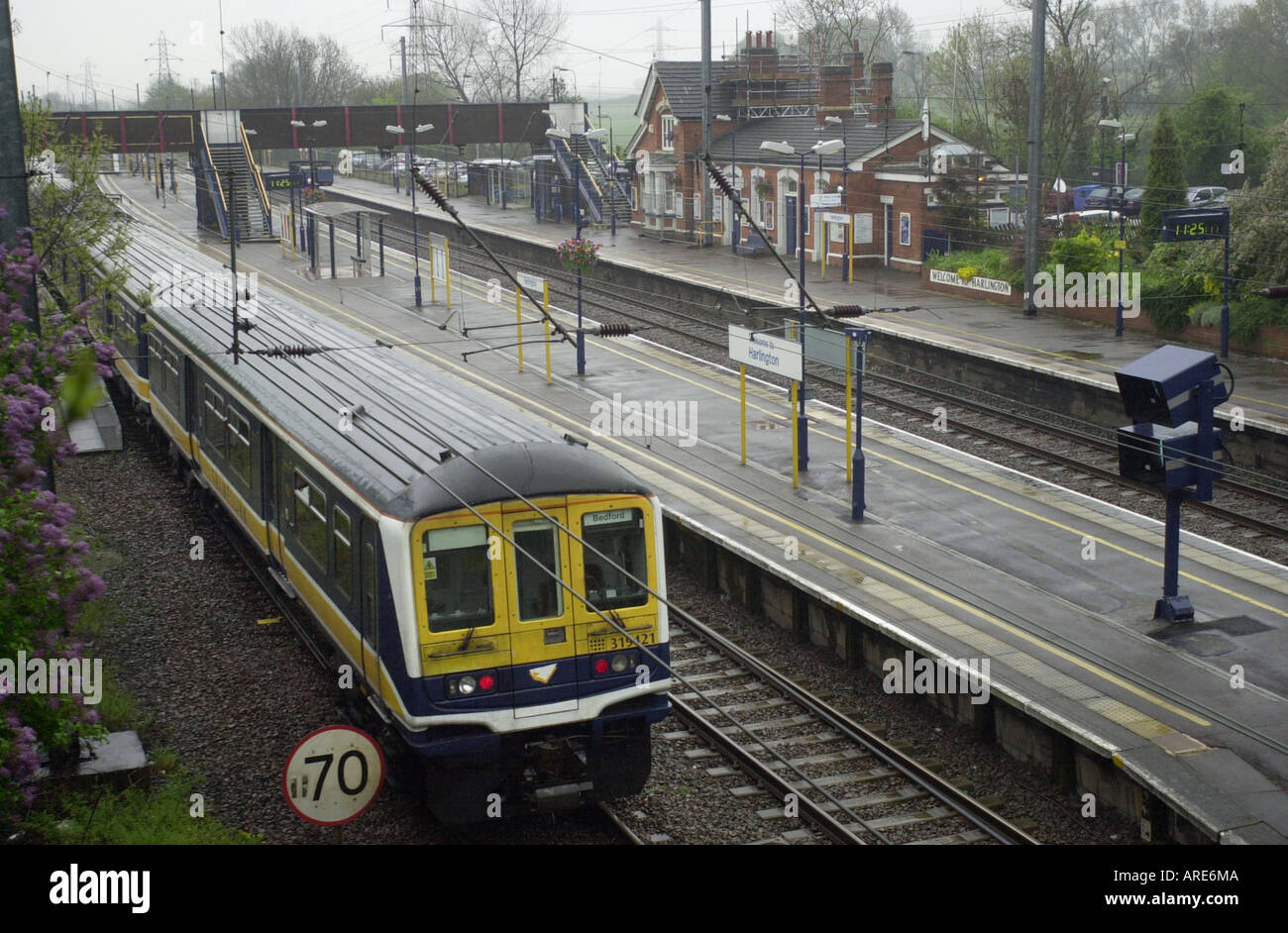 Train pulls away at Harlington railway station, Bedfordshire, UK Stock