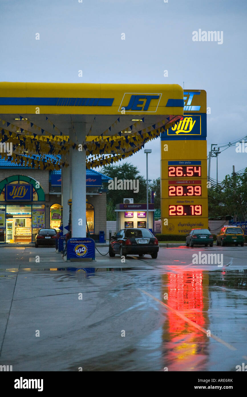 Supermarket petrol stations hires stock photography and images Alamy