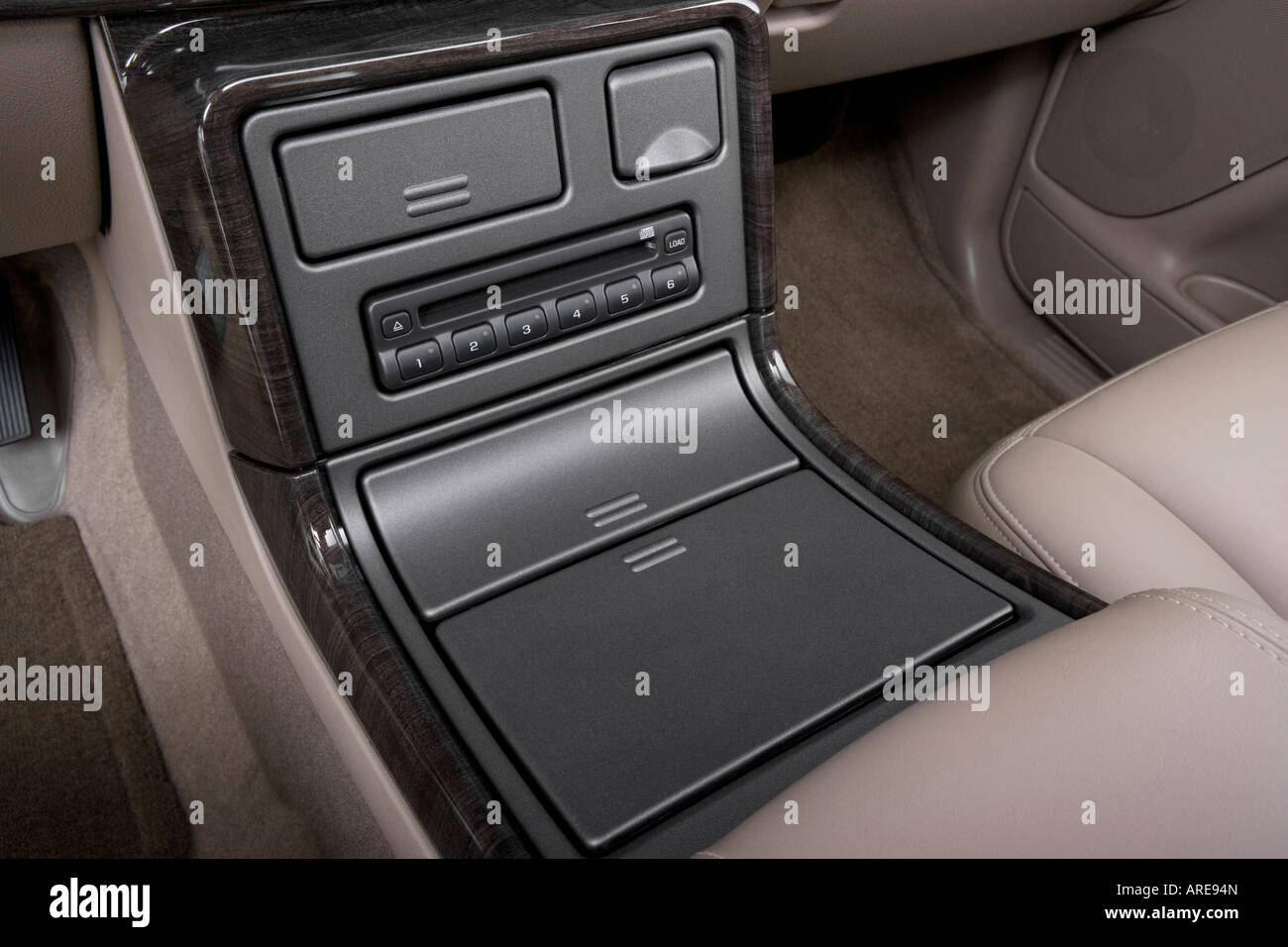 2006 GMC Yukon Denali in Black Gear shifter/center console Stock