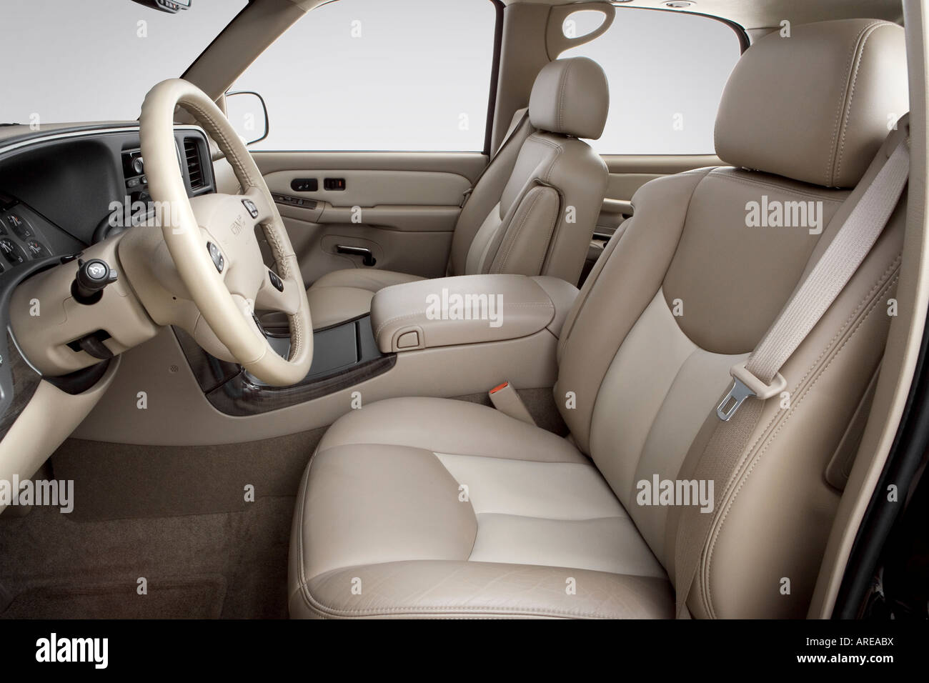 2006 GMC Yukon Denali in Black - Front seats Stock Photo - Alamy