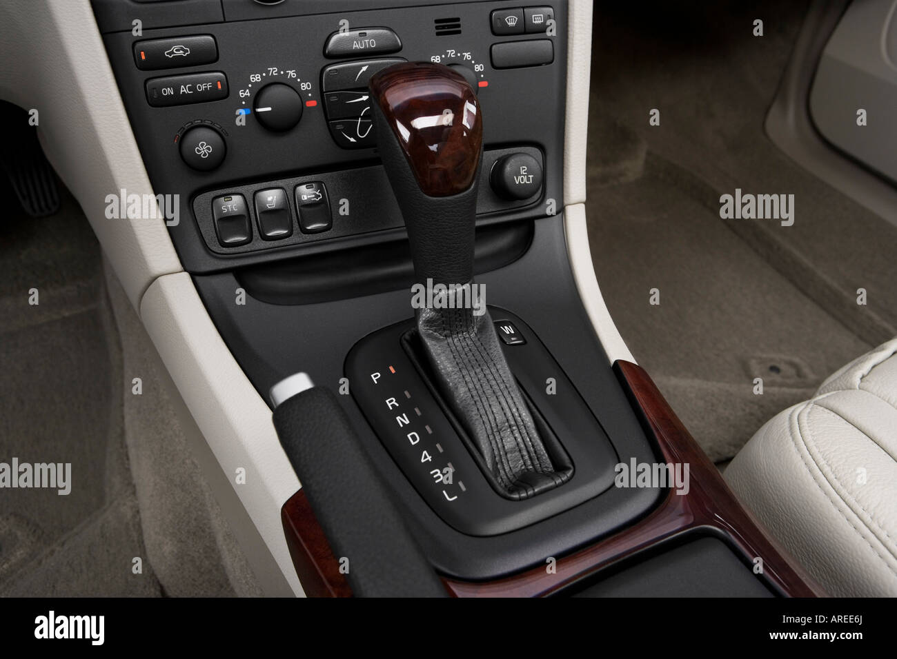 2006 Volvo S80 2.5T in Green - Gear shifter/center console Stock Photo -  Alamy
