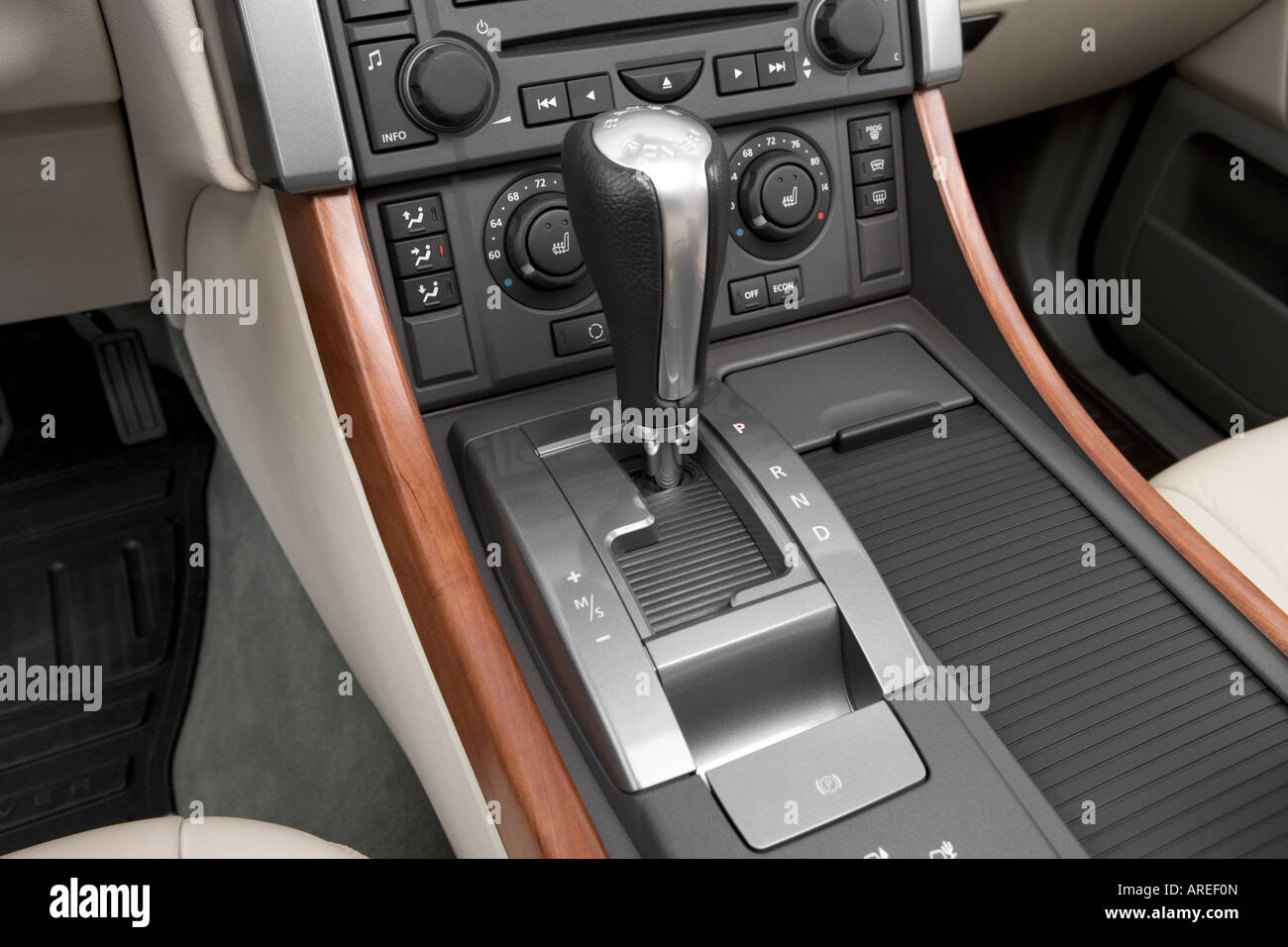 2006 Land Rover Range Rover Sport HSE in Green - Gear shifter/center console  Stock Photo - Alamy