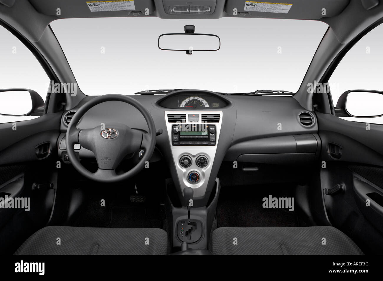 2007 Toyota Yaris in Black - Dashboard, center console, gear shifter view  Stock Photo - Alamy