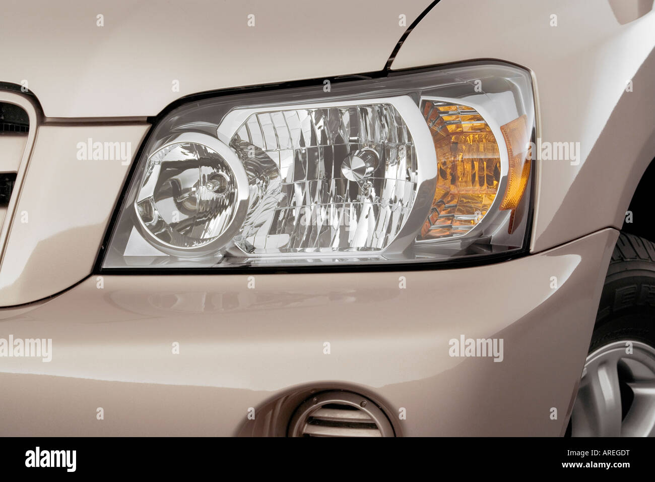 2006 Toyota Highlander V6 in Gold Headlight Stock Photo Alamy