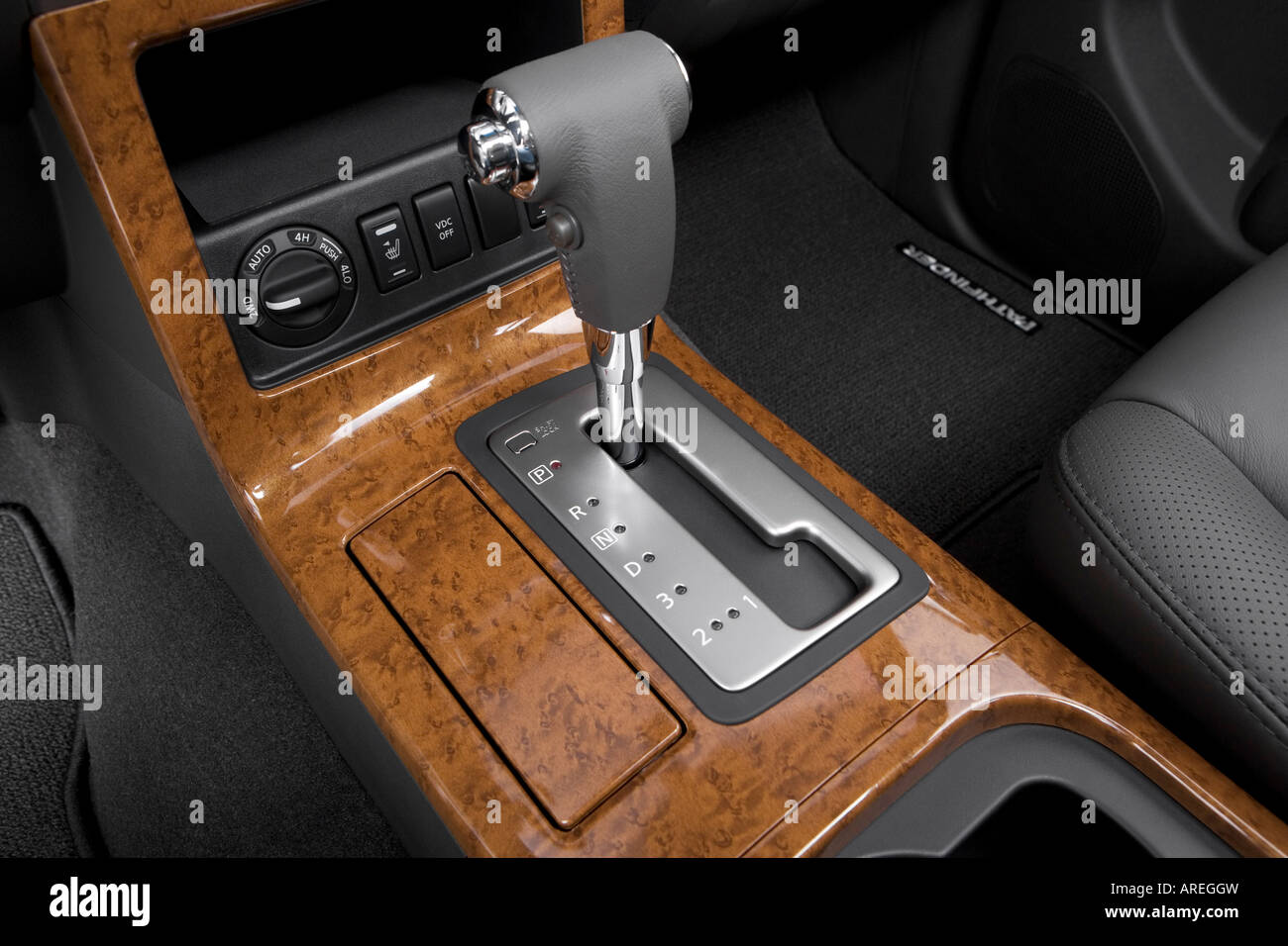 2006 Nissan Pathfinder LE in Silver - Gear shifter/center console Stock  Photo - Alamy
