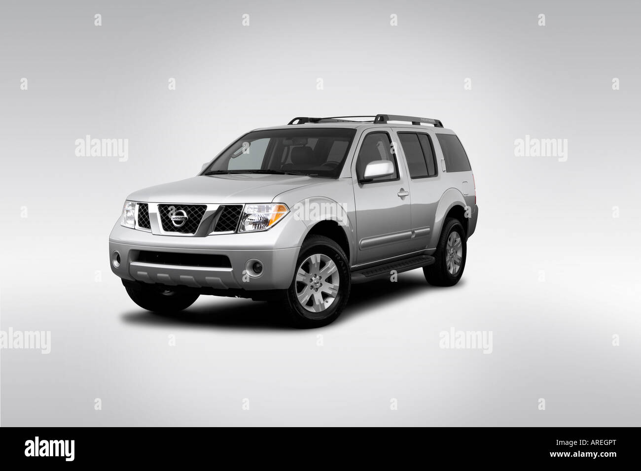 2006 Nissan Pathfinder LE in Silver - Front angle view Stock Photo