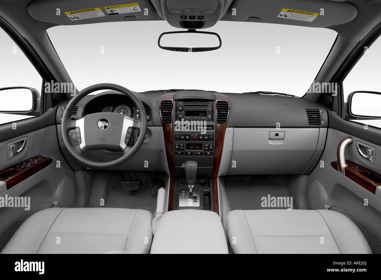 2006 Kia Sorento EX in Gray - Dashboard, center console, gear shifter view  Stock Photo - Alamy