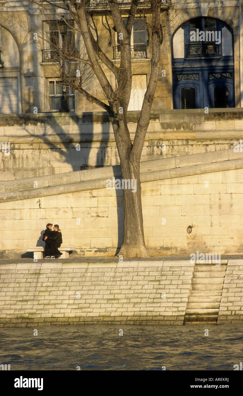 Couples In Love On The Island Saint Louis Quay D Orleans Couple D Amoureux Sur Les Quais De Seine A Paris Stock Photo Alamy Couples In Love On The Island Saint Louis Quay D Orleans Couple D Amoureux Sur Les Quais De Seine A Paris Stock Photo Alamy