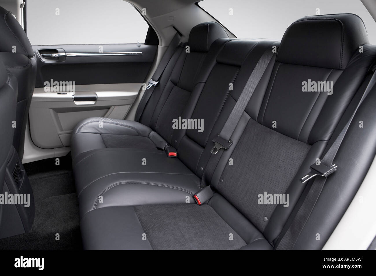 06 Chrysler 300c Srt8 In Silver Rear Seats Stock Photo Alamy