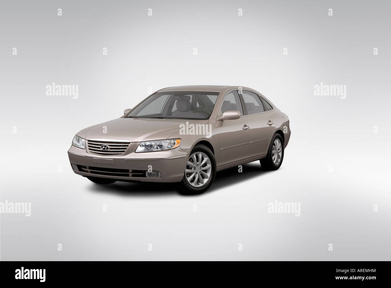 2006 Hyundai Azera Limited in Gold - Front angle view Stock Photo - Alamy