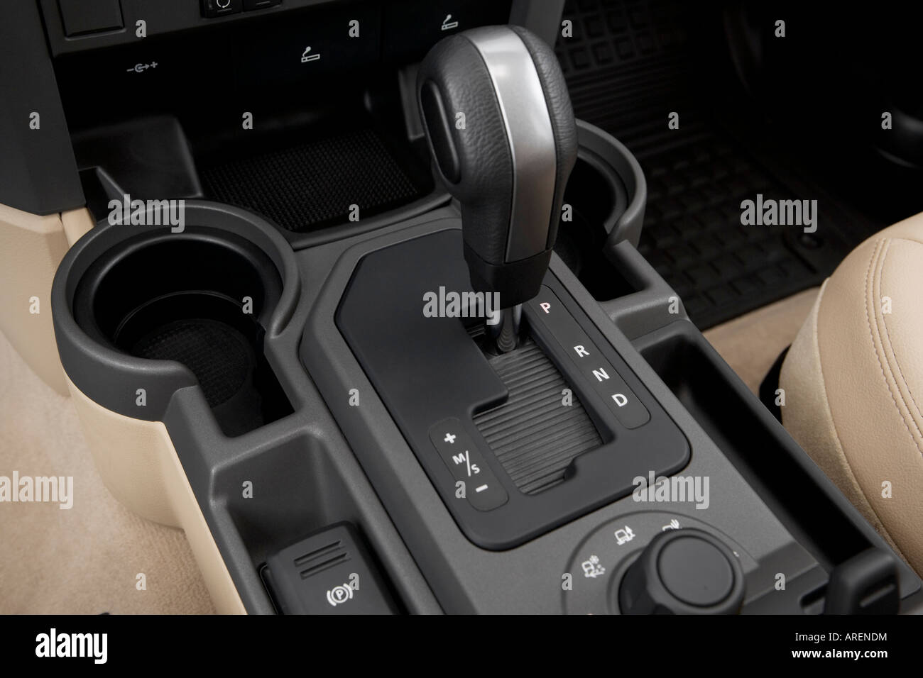 2006 Land Rover LR3 V6 in Black - Gear shifter/center console Stock Photo -  Alamy