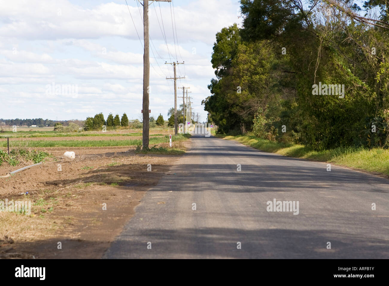 Country road farm hi-res stock photography and images - Alamy