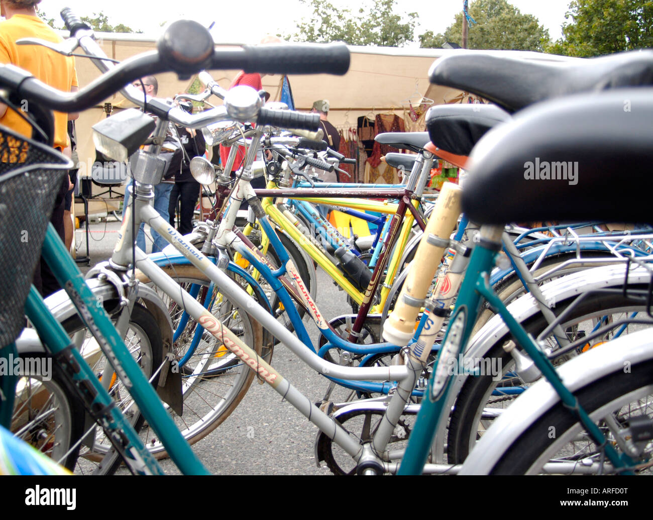 Second hand bicycle hi-res stock photography and images