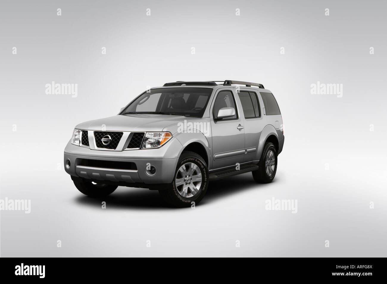 2007 Nissan Pathfinder LE in Silver - Front angle view Stock Photo