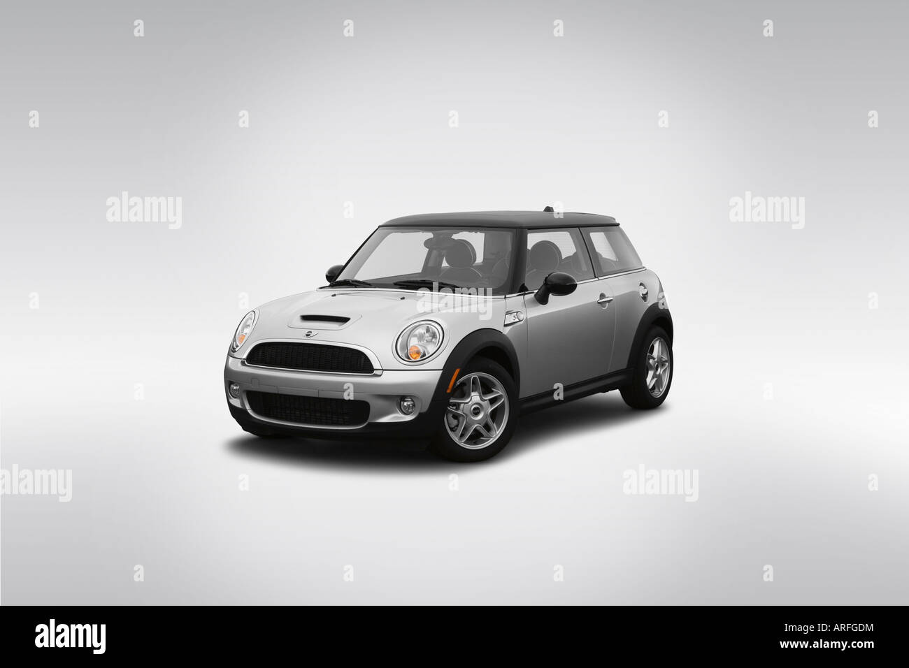 07 Mini Cooper S In Silver Front Angle View Stock Photo Alamy