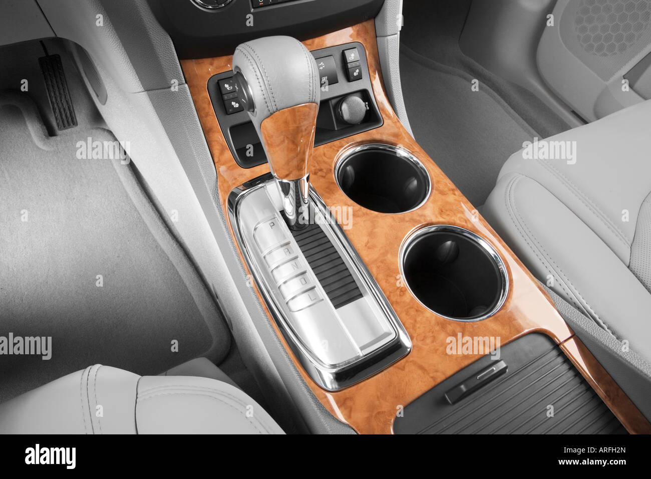 2008 Buick Enclave CXL in White Gear shifter/center console Stock