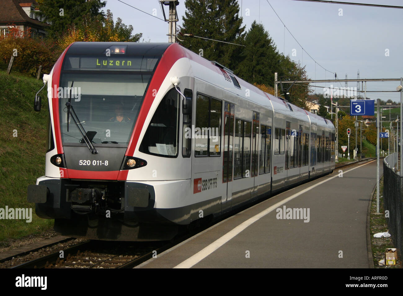 Class 520 electric multiple unit (E.M.U.) arriving at Kussnacht am Rigi ...