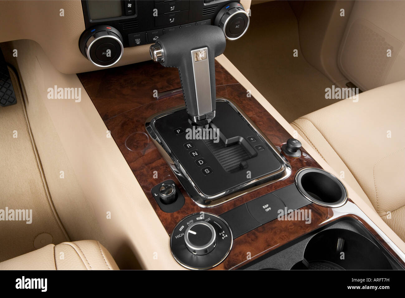 2008 Volkswagen Touareg 2 VR6 in Gray Gear shifter/center console