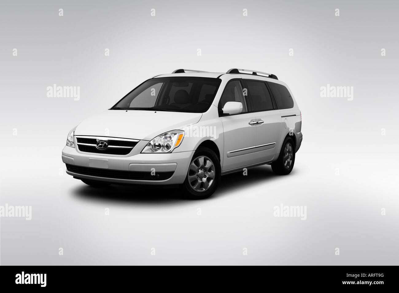 2007 Hyundai Entourage Limited in White - Front angle view Stock Photo ...