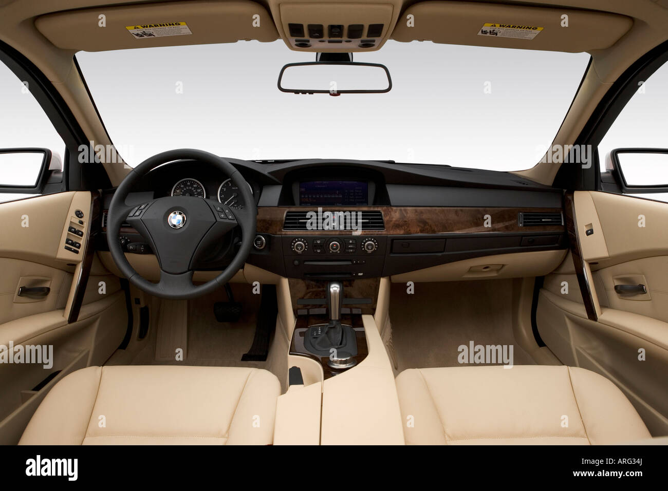 2007 Bmw 5 Series 530i In White Dashboard Center Console Gear Stock Photo Alamy