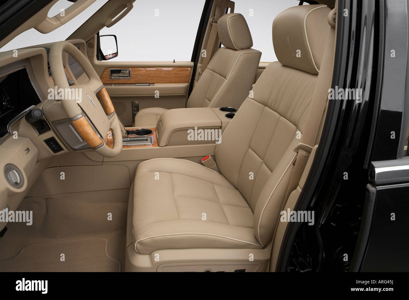 2007 Lincoln Navigator Ultimate in Black Front seats Stock Photo Alamy