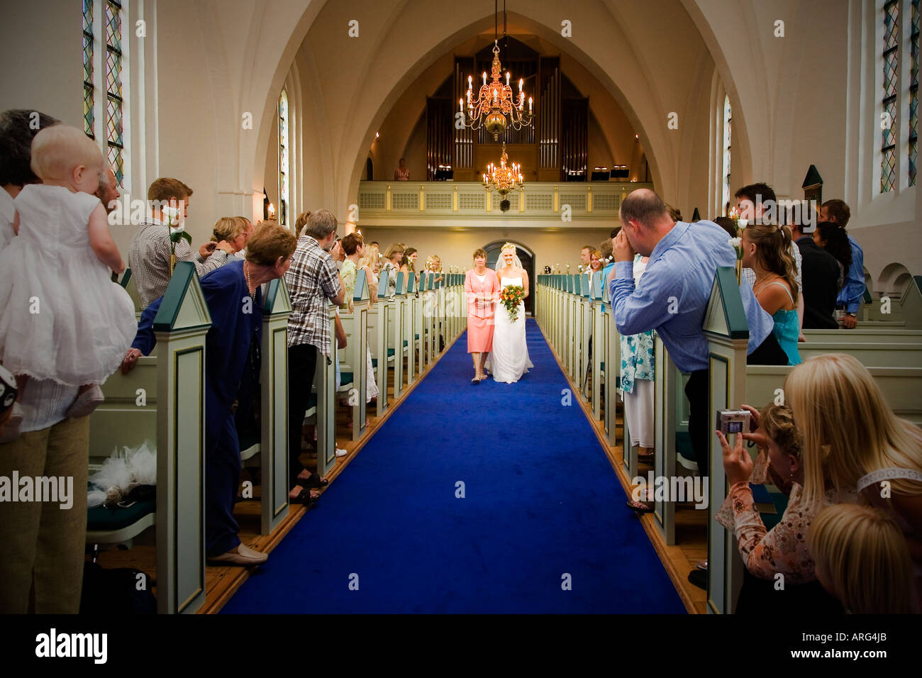 Bride groom church isle hi-res stock photography and images - Alamy