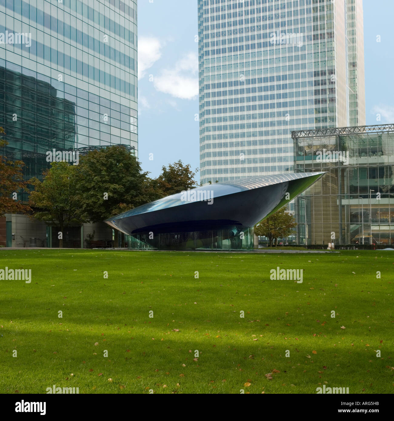 Canary Wharf tower and sculpture park Stock Photo - Alamy