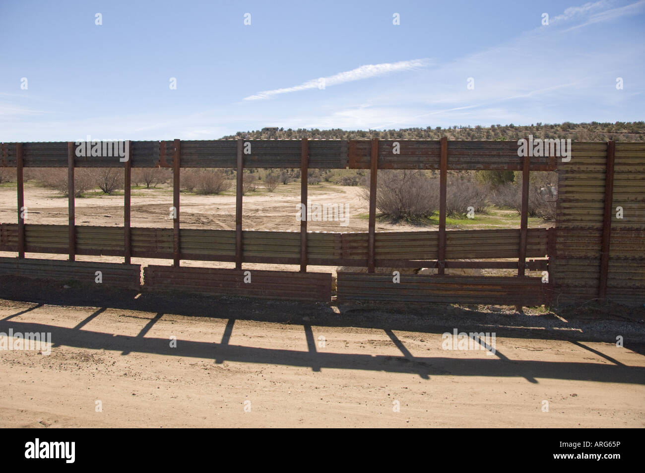 mexico-border-fence-with-holes-at-jacumba-california-ARG65P.jpg