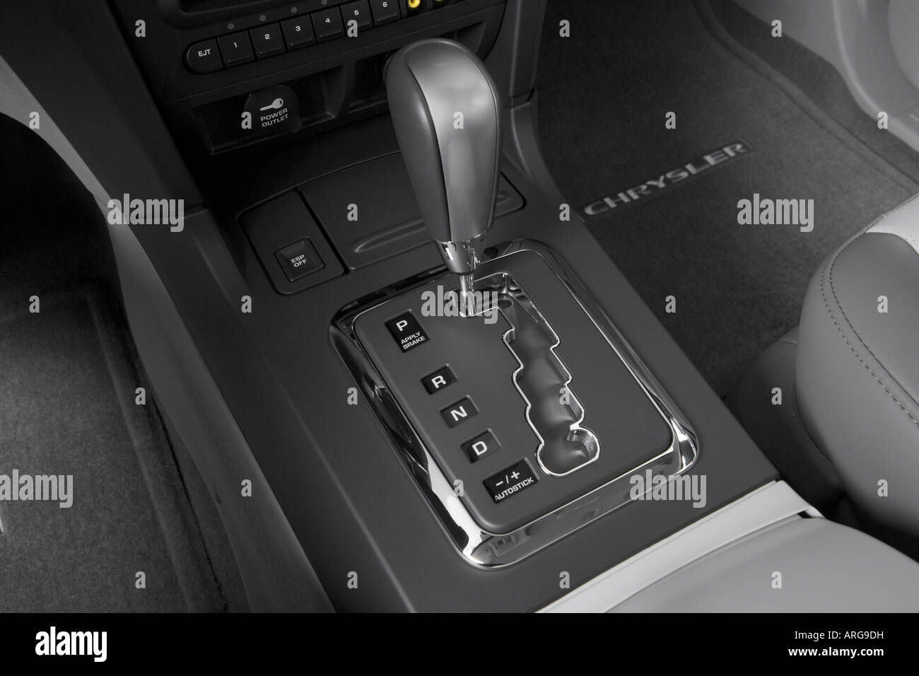 2007 Chrysler Pacifica Touring Signature in Red Gear shifter/center