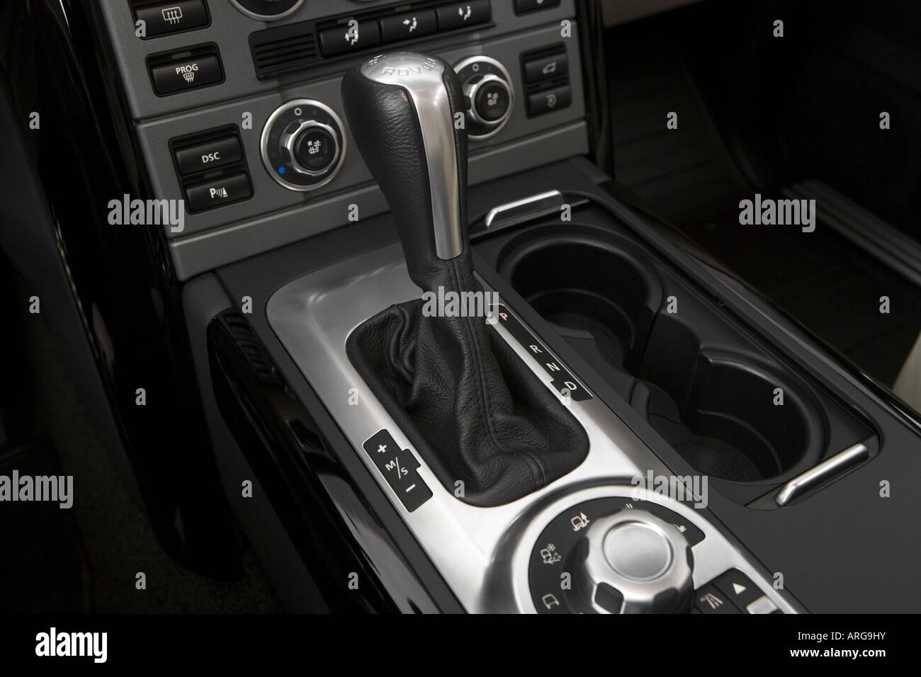 2006 Land Rover Range Rover Sport HSE in Green - Gear shifter/center console  Stock Photo - Alamy