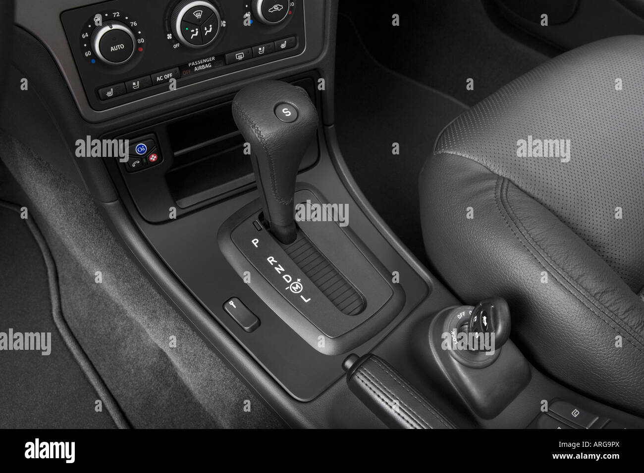 2007 Saab 95 2.3T in Red Gear shifter/center console Stock Photo Alamy