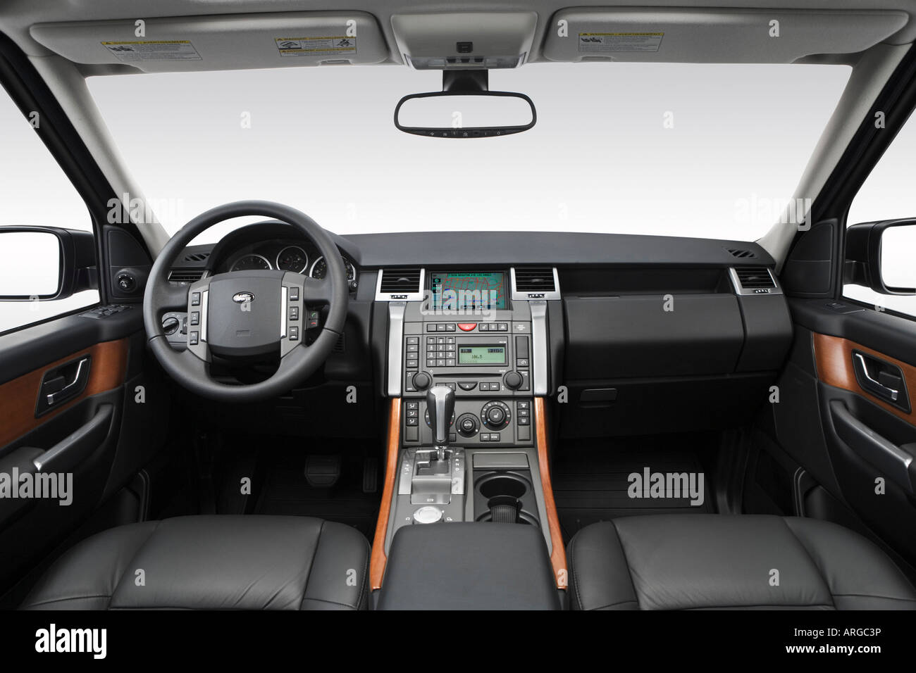 2007 Land Rover Range Rover Sport Supercharged in Silver - Dashboard,  center console, gear shifter view Stock Photo - Alamy
