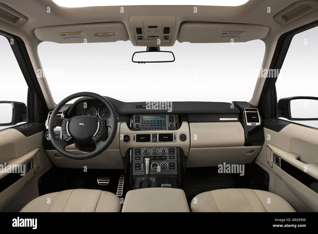 2006 Land Rover Range Rover Supercharged in Black - Gear shifter/center  console Stock Photo - Alamy