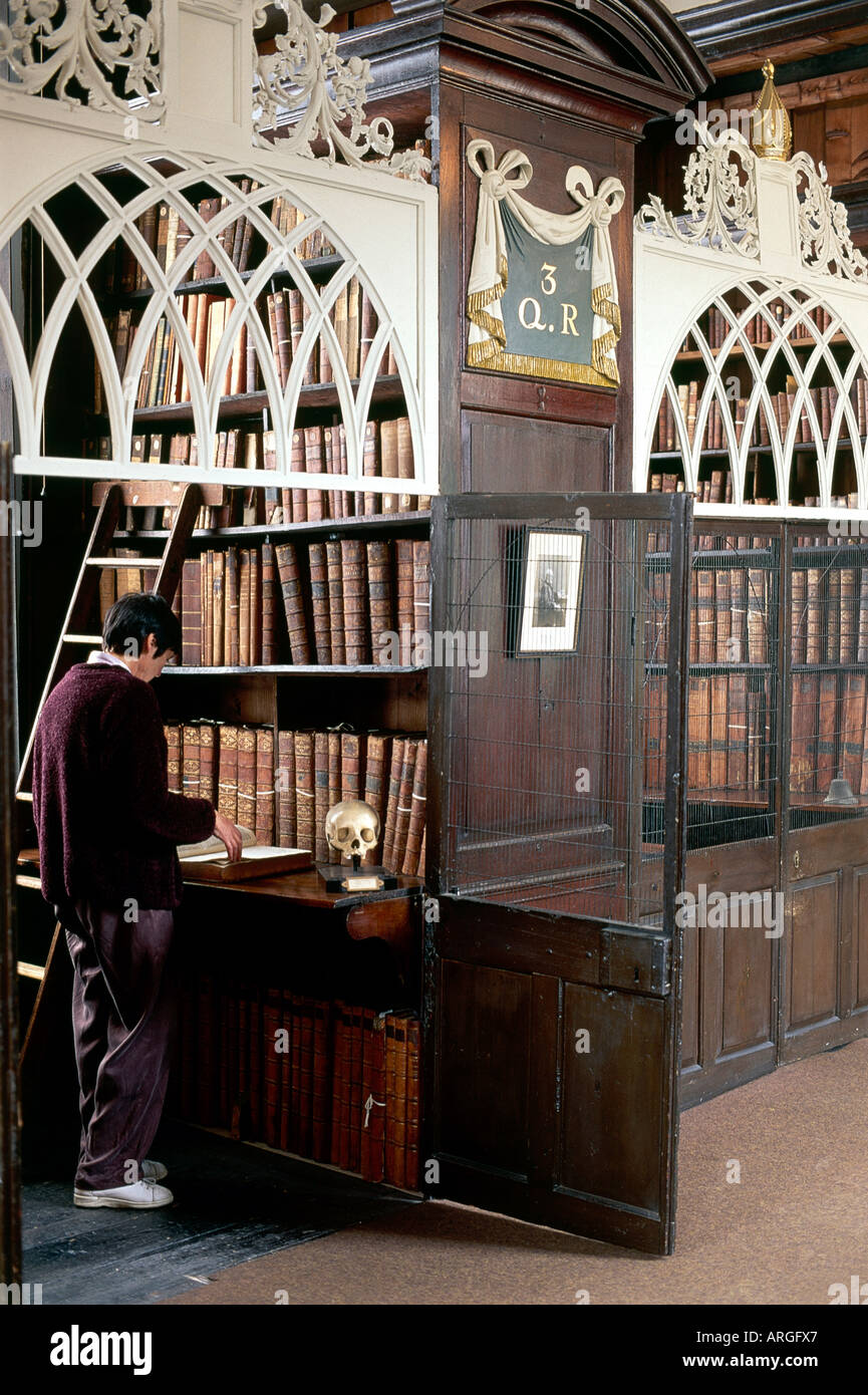 Marsh s Library the oldest public library in Ireland Built in 1702 by Archbishop Narcissus Marsh to the east of St Patrick s Cathedral Dublin Stock Photo