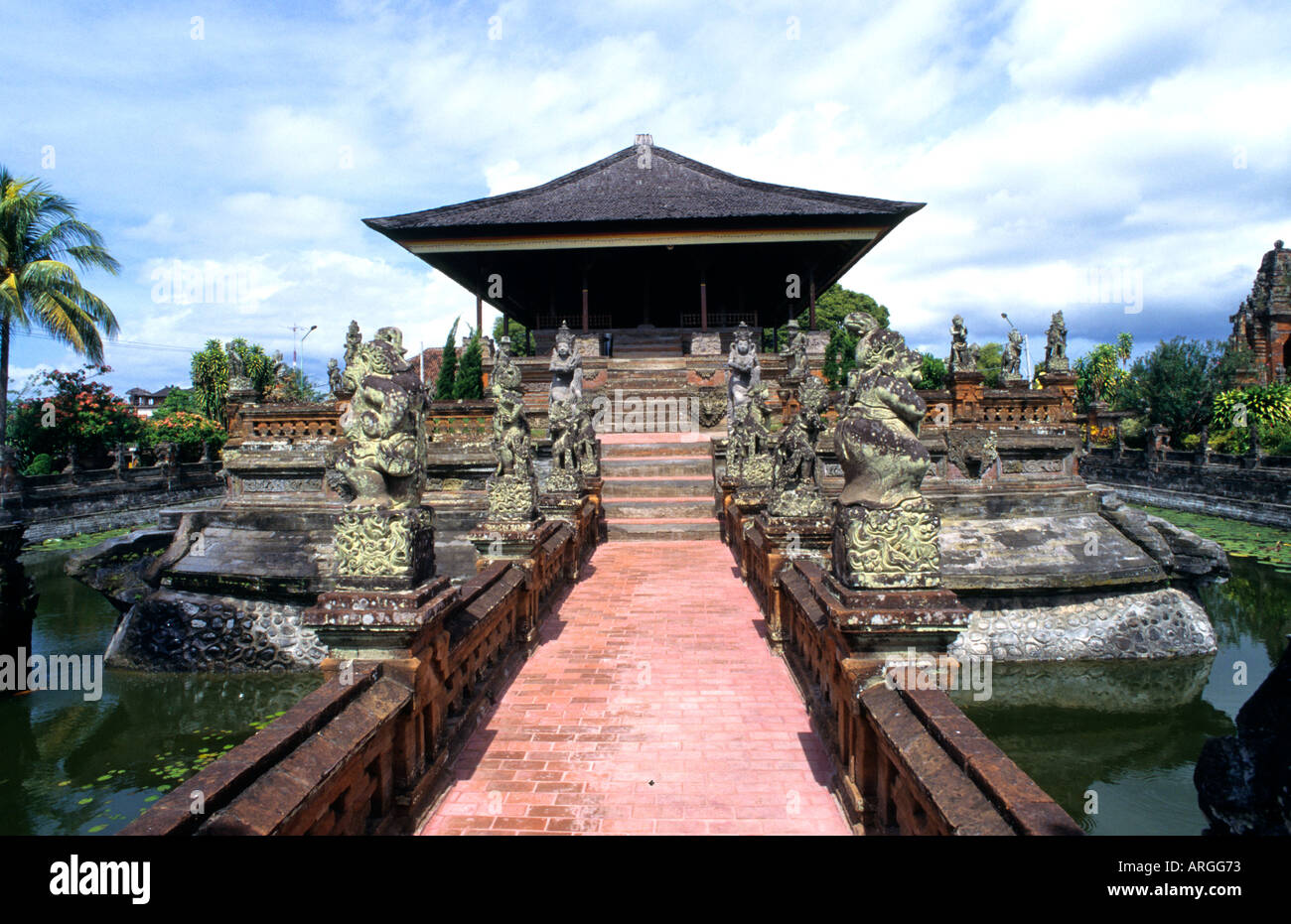Indonesia Bali Klungkung Bale Kembang temple hindu Stock Photo - Alamy