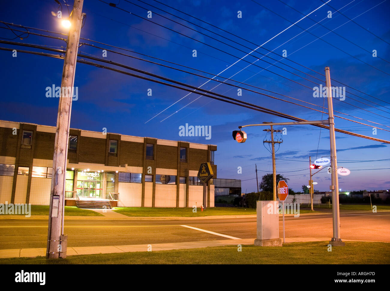 Airplane city dusk hi-res stock photography and images - Alamy