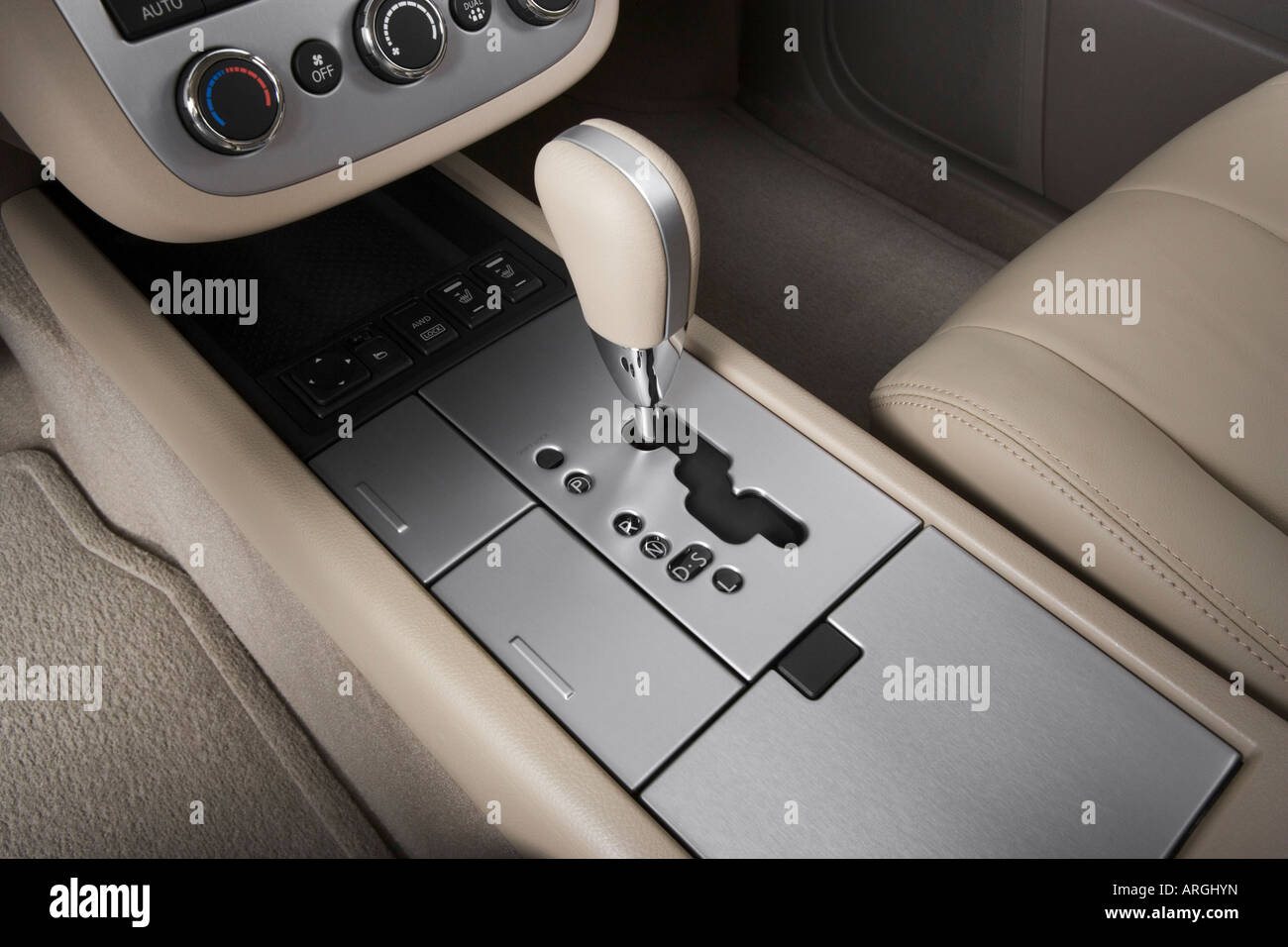 2007 Nissan Murano SL in Gray Gear shifter/center console Stock Photo