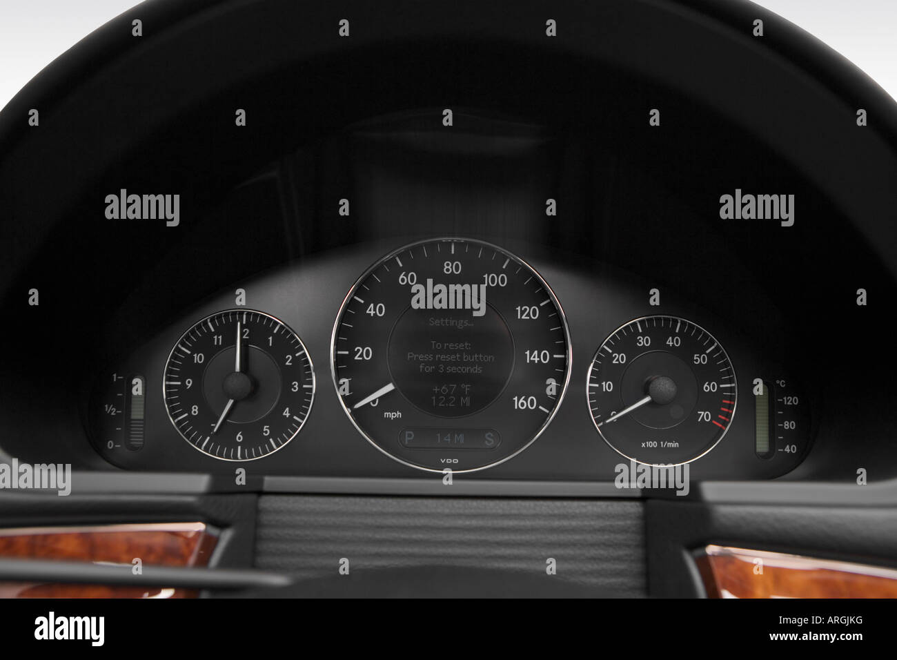 07 Mercedes Benz E 350 4matic In Black Speedometer Tachometer Stock Photo Alamy