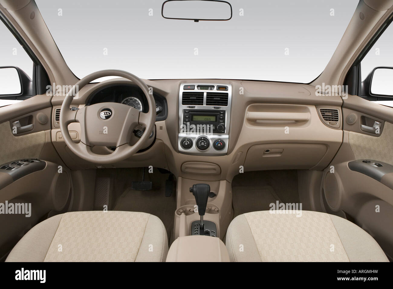 2007 Kia Sportage LX V6 in Green - Dashboard, center console, gear shifter  view Stock Photo - Alamy