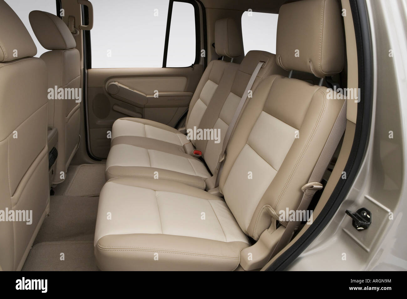 07 Ford Explorer Xlt In Gold Rear Seats Stock Photo Alamy 07 Ford Explorer Xlt In Gold Rear Seats Stock Photo Alamy