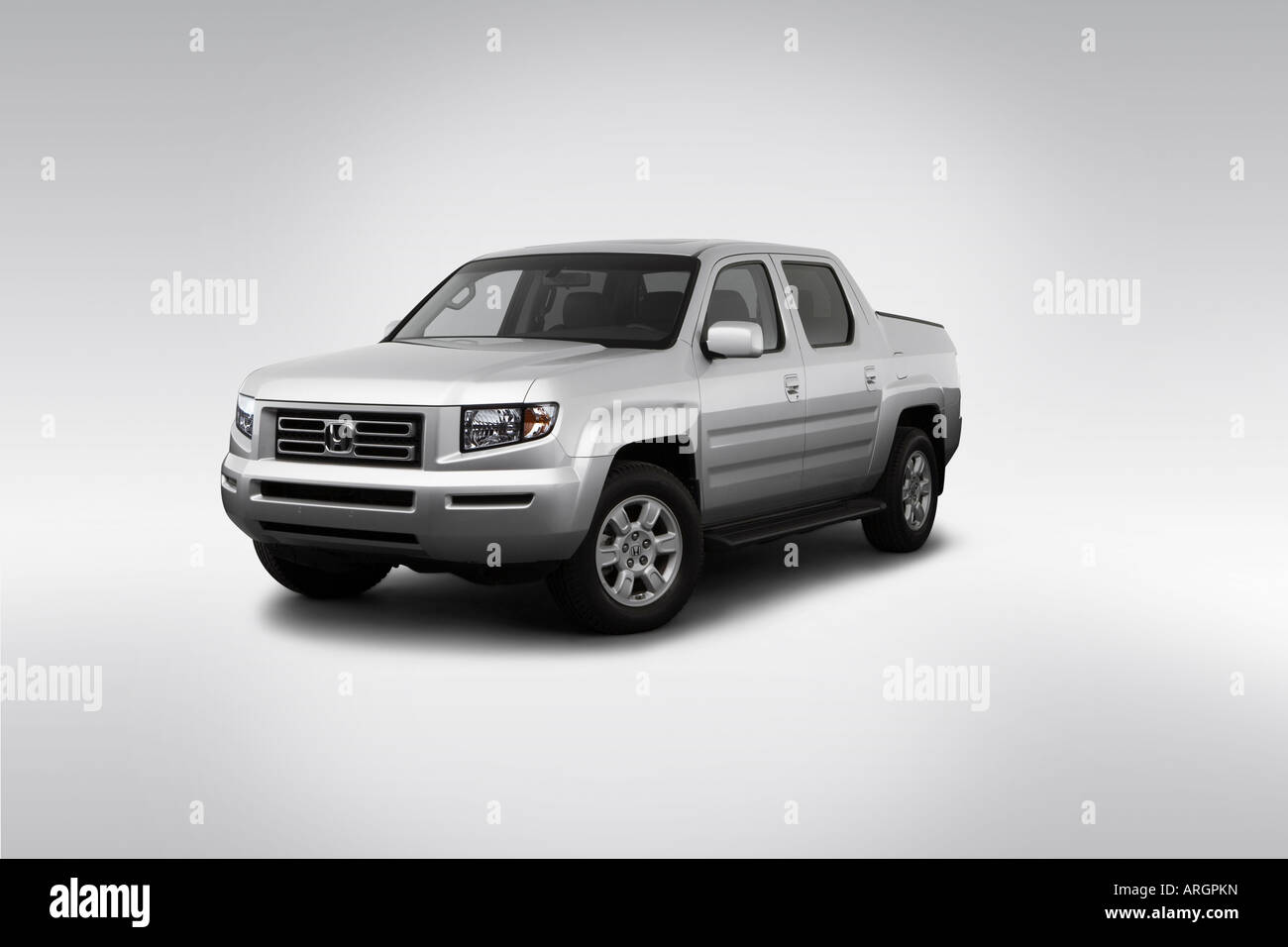 2007 Honda Ridgeline RTL in Silver - Front angle view Stock Photo - Alamy