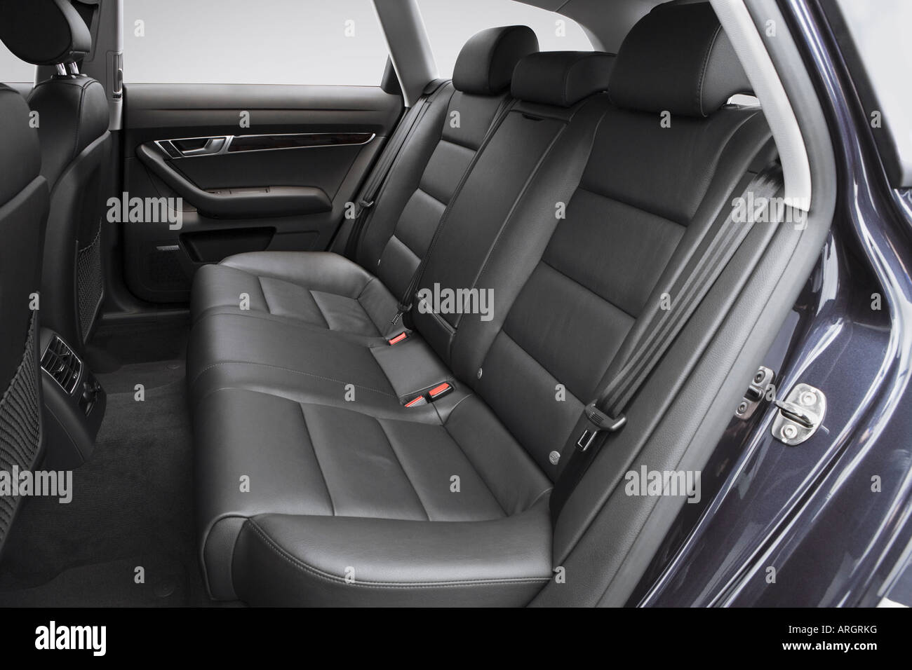 Lift ga verder Mens 2007 Audi A6 Avant 3.2 quattro in Gray - Rear seats Stock Photo - Alamy