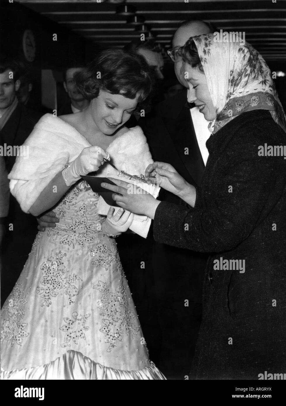 Schneider, Romy, 23.9.1938 - 29.5.1982, German actress, half length, signing autograph, UFA-Ball, Hamburg, 1958, Stock Photo