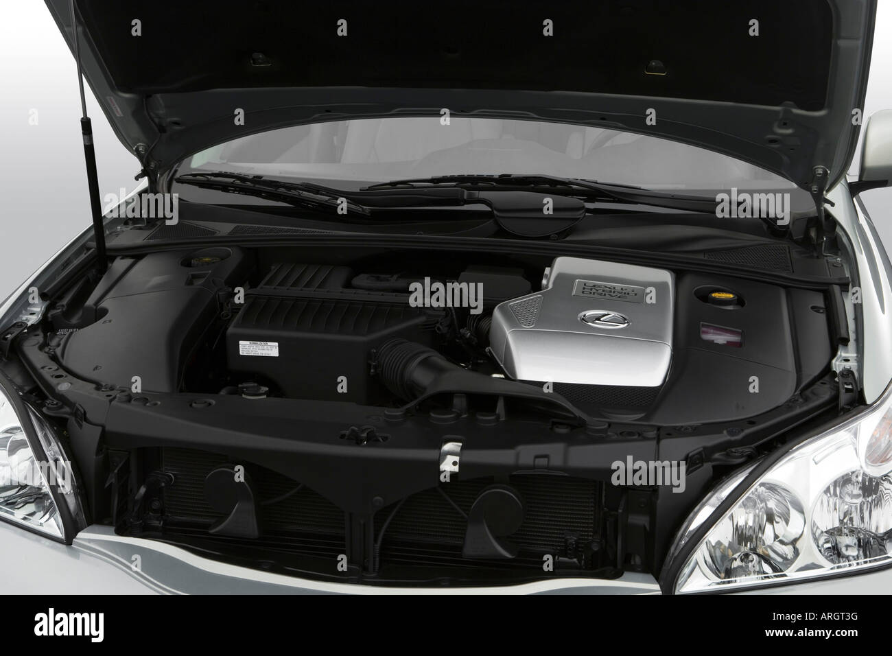 07 Lexus Rx 400h Hybrid In Beige Engine Stock Photo Alamy