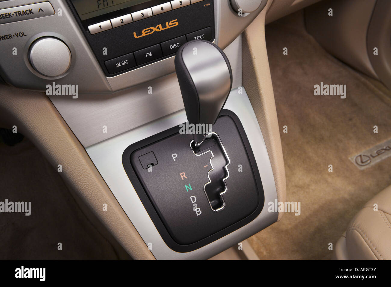 2007 Lexus Rx 400h Hybrid In Beige Gear Shifter Center Console Stock Photo Alamy